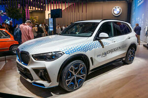 【EVを補完するものとして】BMW iX5ハイドロジェン　未来見据えた水素燃料電池車　ミュンヘンで公開