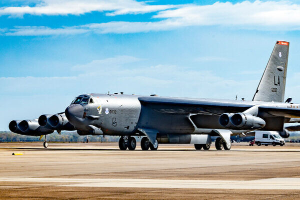 B-52爆撃機、前代未聞の就役70年！“おじいちゃん”まだまだ飛べるぞ!! 司令官も「あと30年頑張って」
