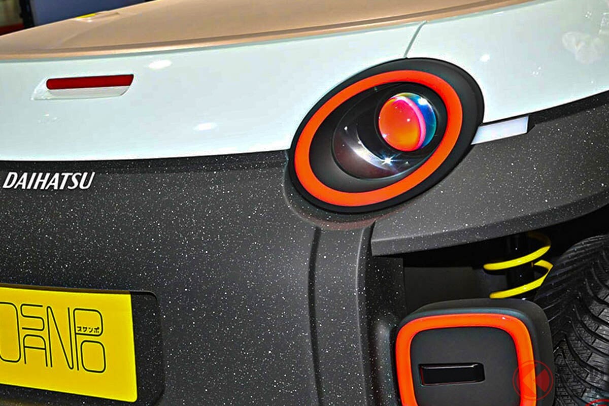ダイハツの斬新「“軽”オープン“SUV”」！ 最低限「内装」＆丸目の“シンプル”デザインが超カッコイイ！ 全長3.4m級の超コンパクトな「OSANPO」どんなモデル？