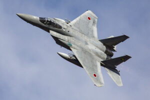 空自機が中国軍の「アゴと尻尾がある異形機」を撮影！ 防衛省が鮮明な画像を公開 無人機も同時に出現