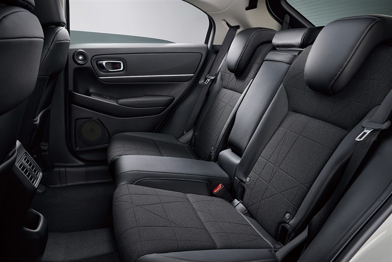 【どちらを選ぶか】ホンダの人気SUV「ヴェゼル」の“プレイ”と“ハント”2つのパッケージを徹底解説。あなたは都会派？アウトドア派？
