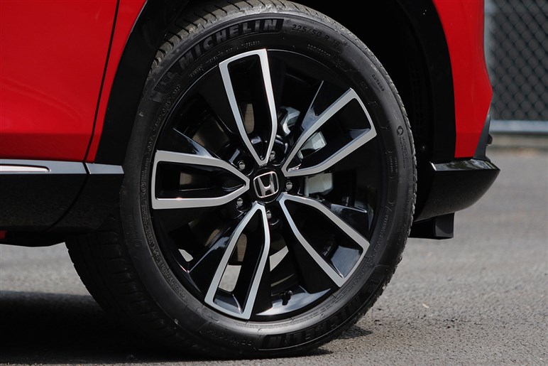 【どちらを選ぶか】ホンダの人気SUV「ヴェゼル」の“プレイ”と“ハント”2つのパッケージを徹底解説。あなたは都会派？アウトドア派？