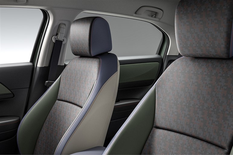 【どちらを選ぶか】ホンダの人気SUV「ヴェゼル」の“プレイ”と“ハント”2つのパッケージを徹底解説。あなたは都会派？アウトドア派？
