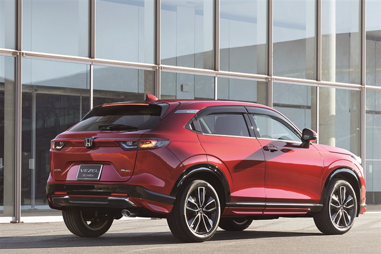 【どちらを選ぶか】ホンダの人気SUV「ヴェゼル」の“プレイ”と“ハント”2つのパッケージを徹底解説。あなたは都会派？アウトドア派？
