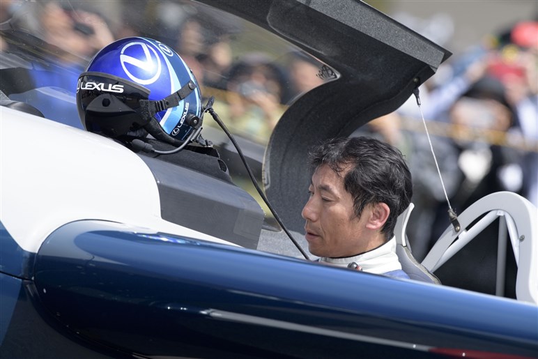 世界最高峰の空のモータースポーツ「エアレースX」が開幕。レクサスが王者・室屋義秀選手と大空に挑むワケ