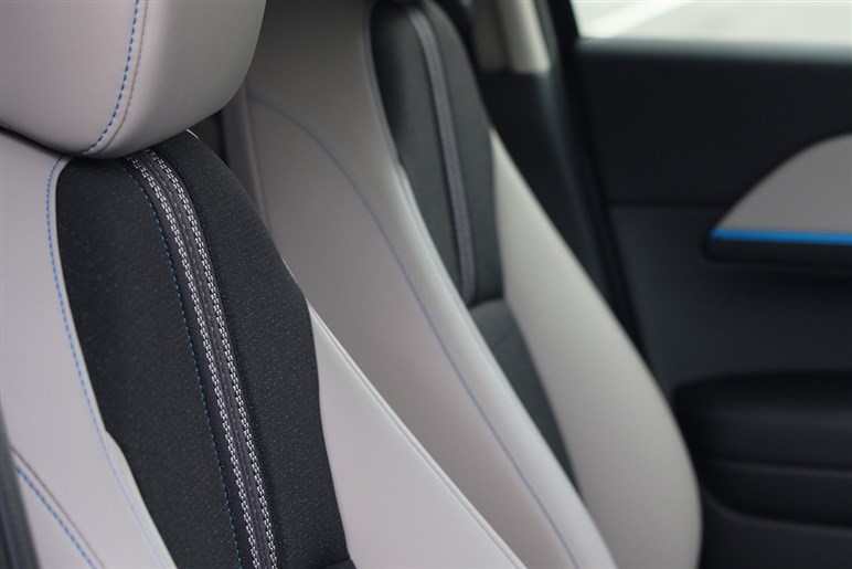 【どちらを選ぶか】ホンダの人気SUV「ヴェゼル」の“プレイ”と“ハント”2つのパッケージを徹底解説。あなたは都会派？アウトドア派？
