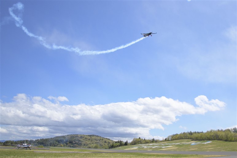 世界最高峰の空のモータースポーツ「エアレースX」が開幕。レクサスが王者・室屋義秀選手と大空に挑むワケ