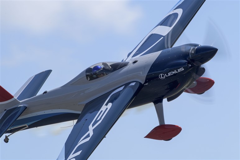 世界最高峰の空のモータースポーツ「エアレースX」が開幕。レクサスが王者・室屋義秀選手と大空に挑むワケ
