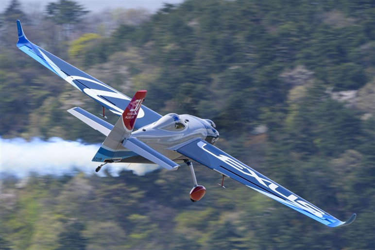 世界最高峰の空のモータースポーツ「エアレースX」が開幕。レクサスが王者・室屋義秀選手と大空に挑むワケ