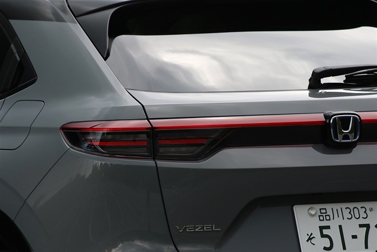 【どちらを選ぶか】ホンダの人気SUV「ヴェゼル」の“プレイ”と“ハント”2つのパッケージを徹底解説。あなたは都会派？アウトドア派？