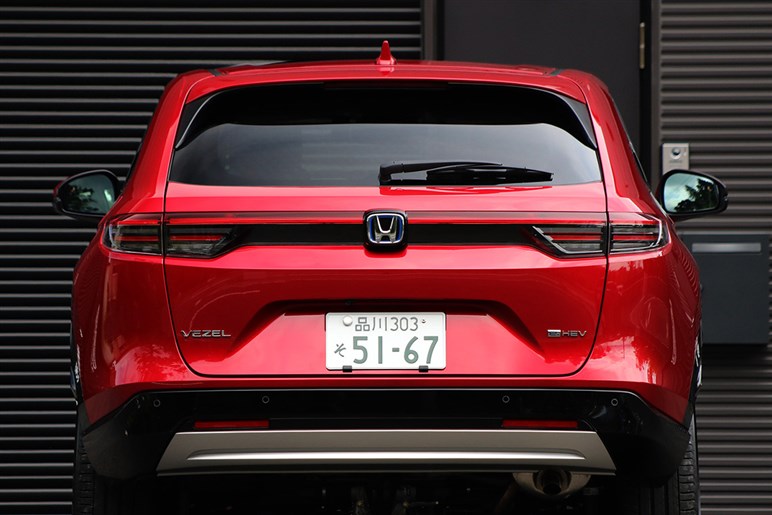 【どちらを選ぶか】ホンダの人気SUV「ヴェゼル」の“プレイ”と“ハント”2つのパッケージを徹底解説。あなたは都会派？アウトドア派？