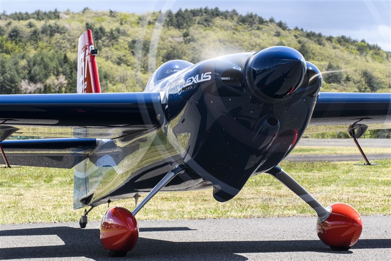世界最高峰の空のモータースポーツ「エアレースX」が開幕。レクサスが王者・室屋義秀選手と大空に挑むワケ