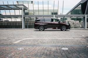 ドライバーズシートも特等席──新型レクサスLM500h“version L”試乗記