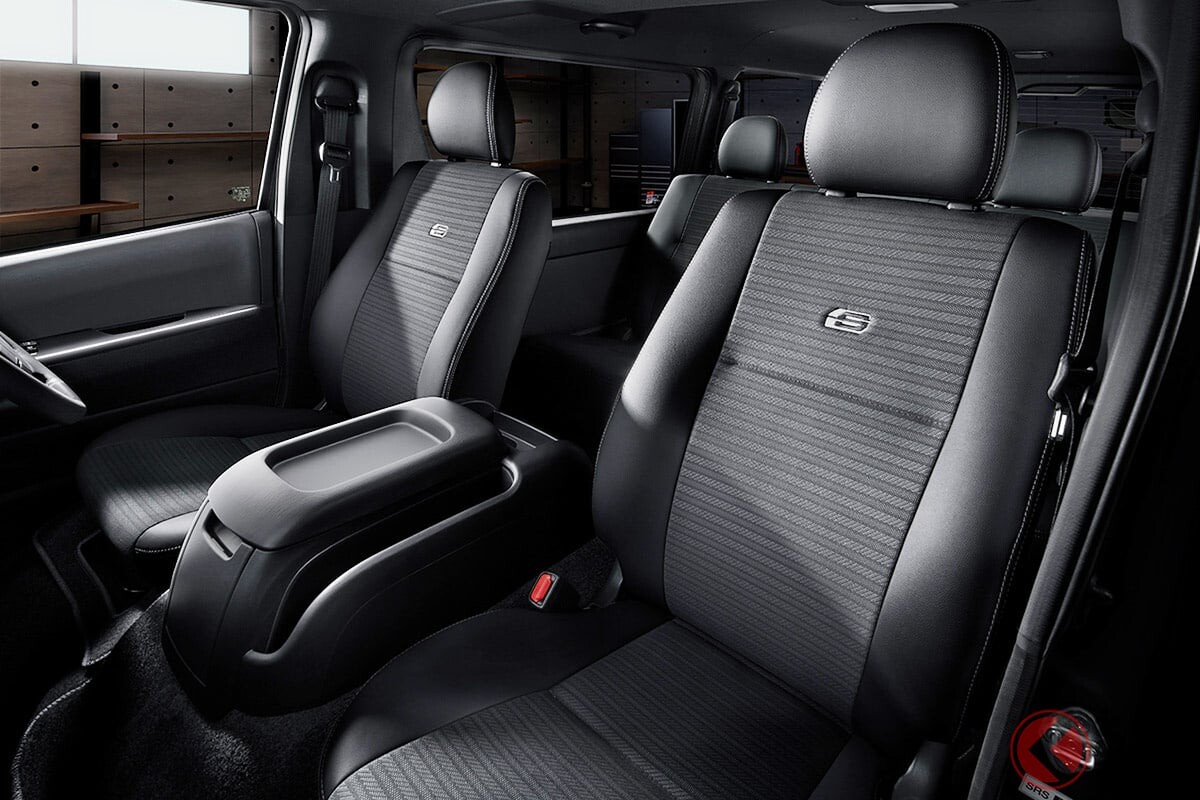 トヨタ「最新型ハイエース」がスゴい！ エンジン高出力化＆専用サスペンション搭載でめちゃ速い！ 豪華なカーボン調インテリアもイイ「ダークプライムS」に注目！