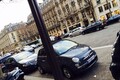 「バンパーを当てて停める」のが当たり前の噂！　パリの路上駐車の「ヤバさ」は本当？