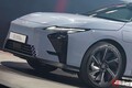 【欧州】レクサス新型「ES」発表！ 全長5.1mの“流麗”大型ボディ×二重に光るヘッドライト採用！ インパネの“隠しスイッチ”が斬新な「高級セダン」26年春発売