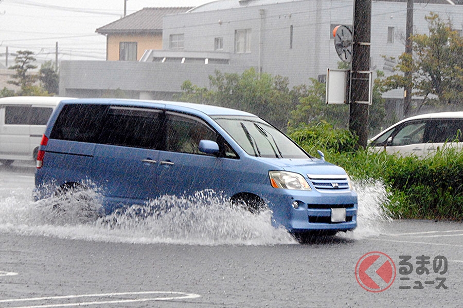 バシャー 雨天時の車の 水はね 運転時に歩行者へ水をかけたら違反になる くるまのニュース 自動車情報サイト 新車 中古車 Carview