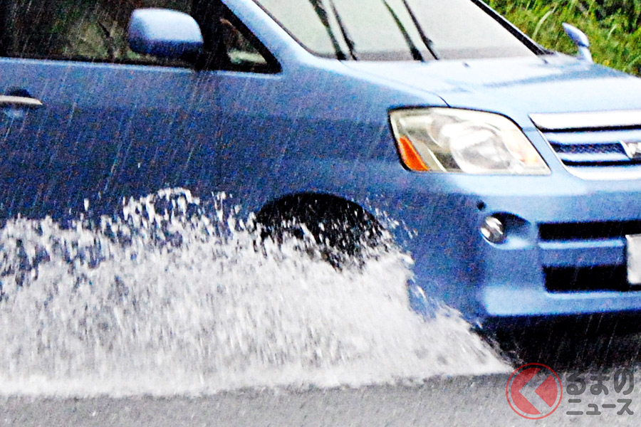 バシャー 雨天時の車の 水はね 運転時に歩行者へ水をかけたら違反になる くるまのニュース 自動車情報サイト 新車 中古車 Carview