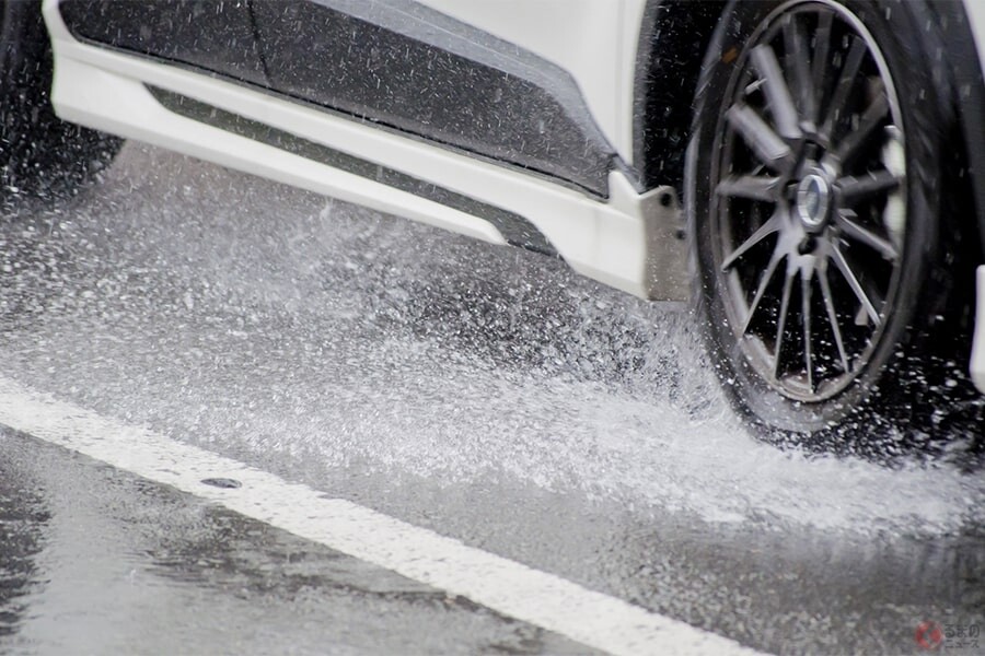 「バシャー」雨天時の車の「水はね」 運転時に歩行者へ水をかけたら違反になる？