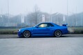 1億9000万円の「日産車」現る！ なぜ億超え？ 青く輝くベイサイド・ブルーの「R34」が相場を大きく上回ったワケ