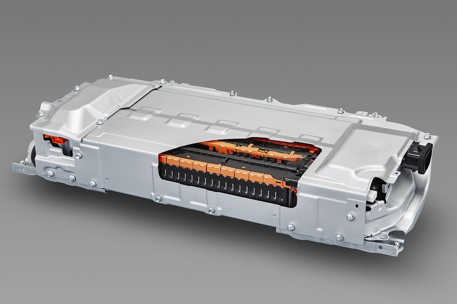 なんで電池は劣化するの？　クルマに使われる「鉛酸電池」「リチウムイオン電池」の劣化要素と仕組み