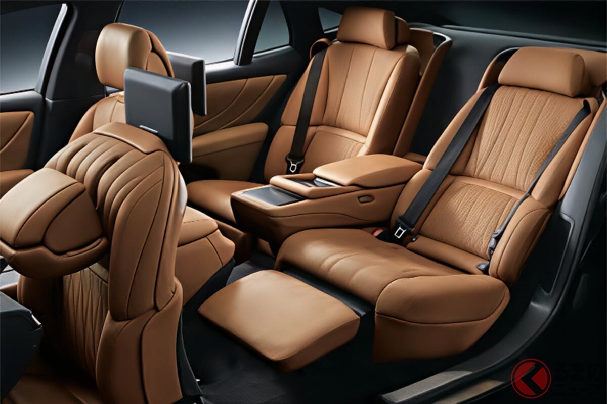 レクサス新「最上級セダン」発売！ “電動オッドマン”が標準装備の「豪華内装」がスゴイ！ 4WDだけど「リッター10キロ以上」走る！ “快適装備がもり沢山”の「LS」最高級モデルとは？