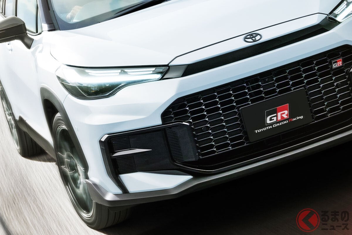 トヨタ「新型カローラクロス」発表！ 初登場「“走りの”GRスポーツ」は2リッターエンジン×専用“スポーツサス”採用！ たった「21万円」高で買える「高性能仕様」の中身は？