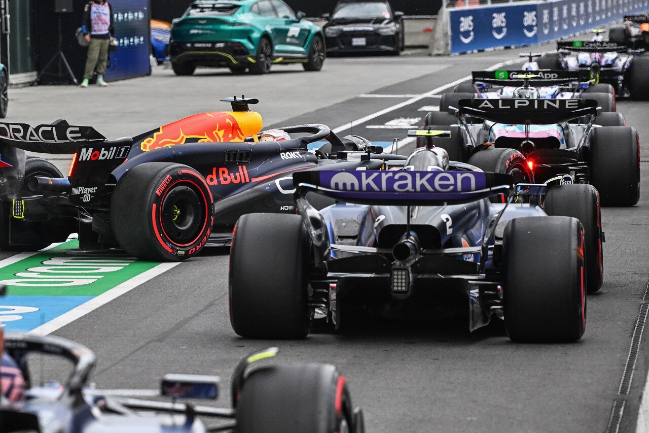 フェルスタッペン、PPと同タイムは「予想より良い結果」ピット規則違反の疑いも晴れる。Q1落ちのペレス「自分に腹が立つ」