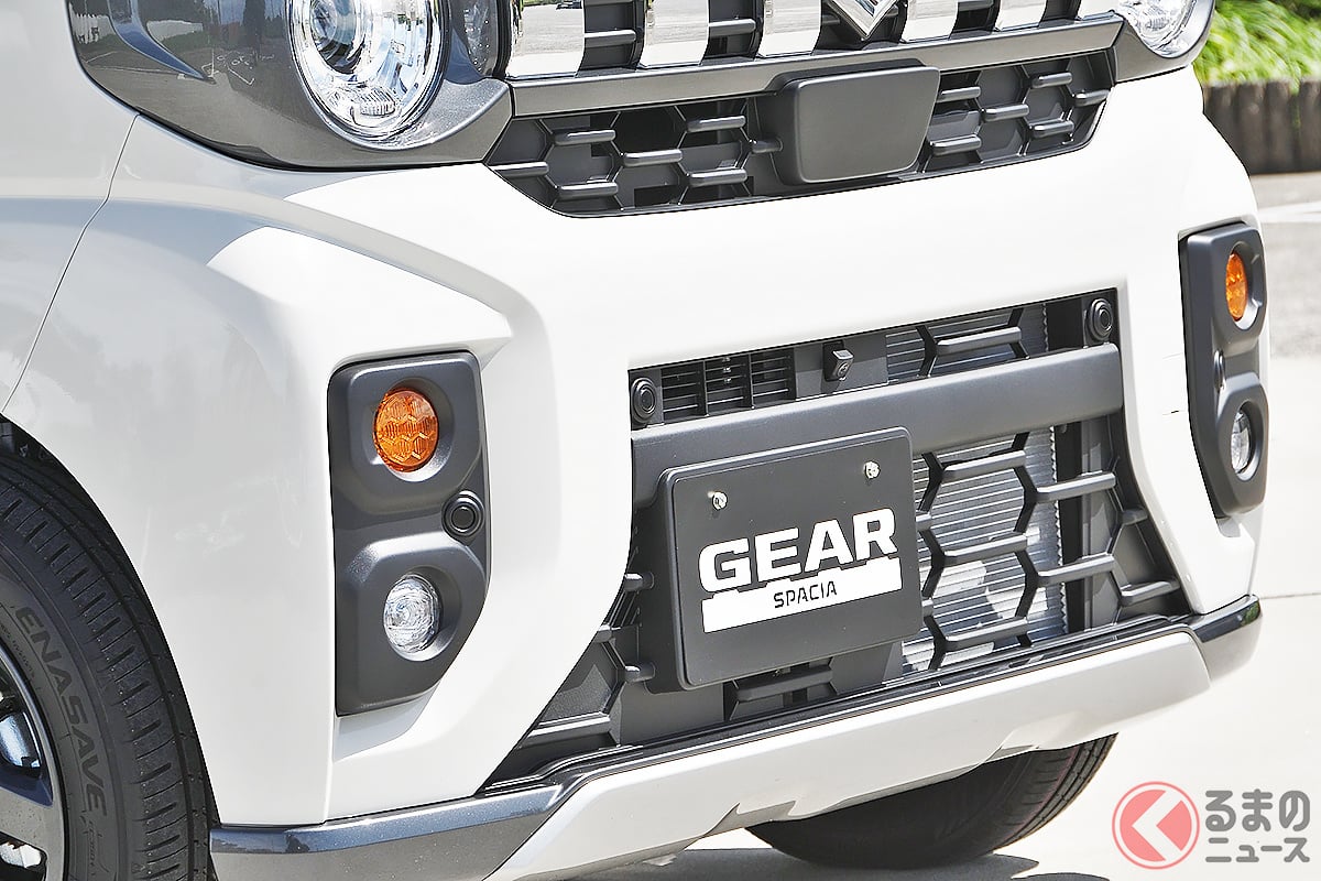 スズキの新型「軽“5ドア”SUV」がスゴイ！ 広々“タフ”内装
