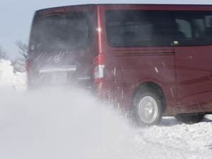 【試乗】日産 NV350キャラバン／スカイライン│雪上でクルクル定常円旋回！ 全く異なる2台を、ドリフト状態に持ち込みテスト