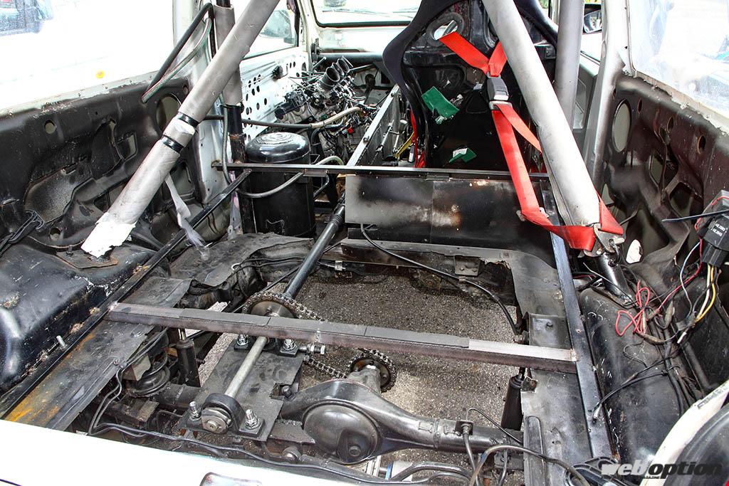 助手席にバイクエンジンを積んだ三菱ミニカの衝撃 ミッドシップの魔改造ドリフト仕様を捕獲 Web Option 自動車情報サイト 新車 中古車 Carview