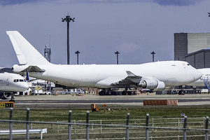 なぜ？「駐機中の飛行機が”飛びかける”」驚愕の事態、過去にも話題に 「ジャンボが離着陸の夢を見てる！」その様子