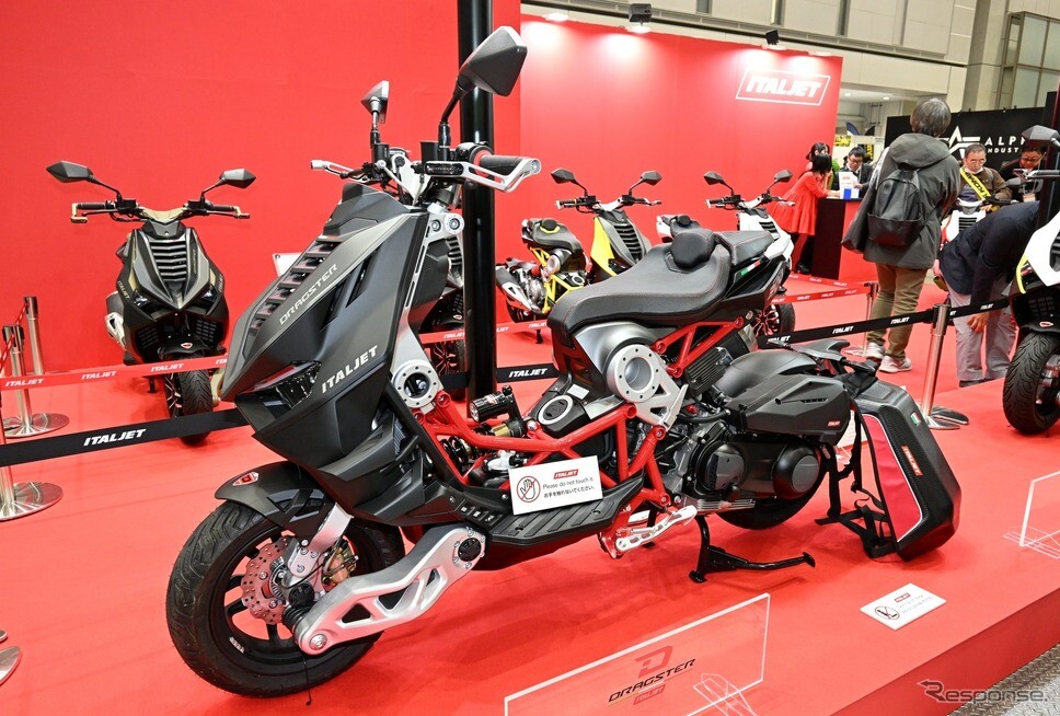 フレーム剥き出し!? 超個性派スクーターの新型「イタルジェット ドラッグスター300」…東京モーターサイクルショー2024