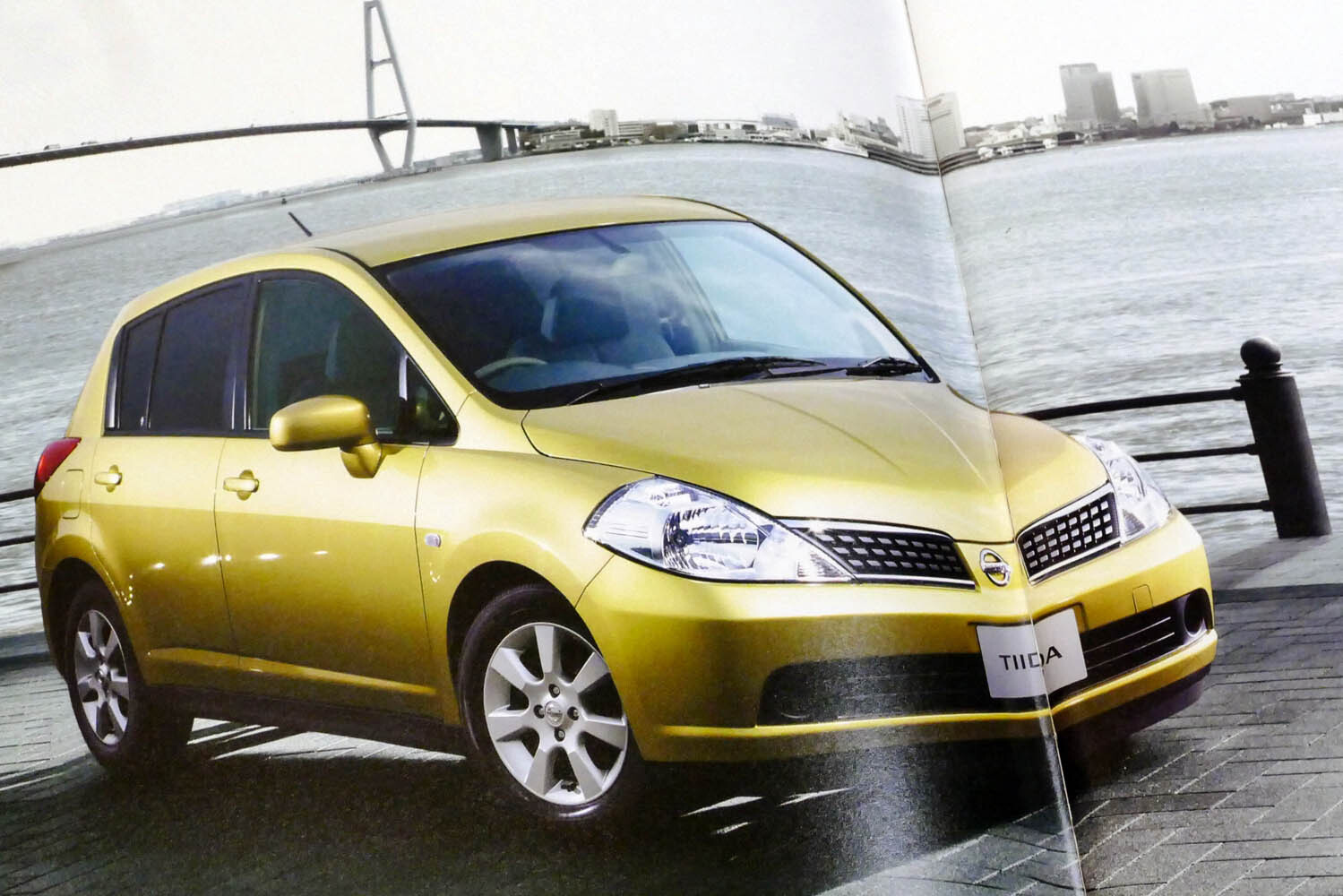 なぜ日産「ティーダ」は「上質なコンパクト」を実現できた？ 細部まで配慮の行き届いた室内デザインには理由がありました【カタログは語る】