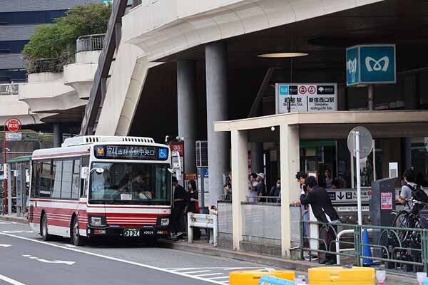 新宿から「小田急」がほぼ消える…!? 激レア化していた長大バス路線「宿44」惜別！ 70年以上の歴史に幕