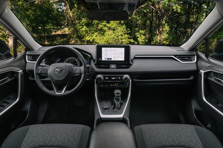 もはや“ランクルの弟”的な立ち位置に。新型「RAV4」世界初公開直前…デザインやスペックの注目点とは？