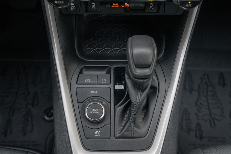 もはや“ランクルの弟”的な立ち位置に。新型「RAV4」世界初公開直前…デザインやスペックの注目点とは？