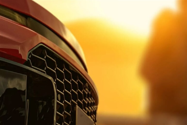 【明日発表】新ハンマーヘッドライトが見えた！ 新型「RAV4」の追加イメージが公開。GR仕様も設定か!?