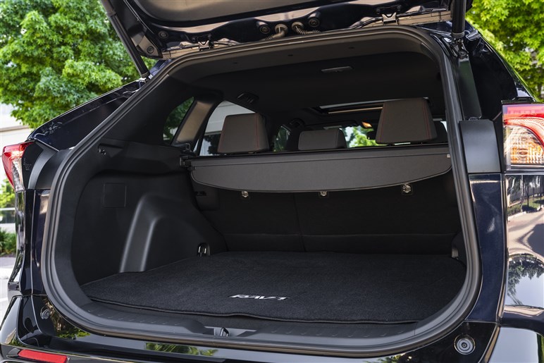 もはや“ランクルの弟”的な立ち位置に。新型「RAV4」世界初公開直前…デザインやスペックの注目点とは？