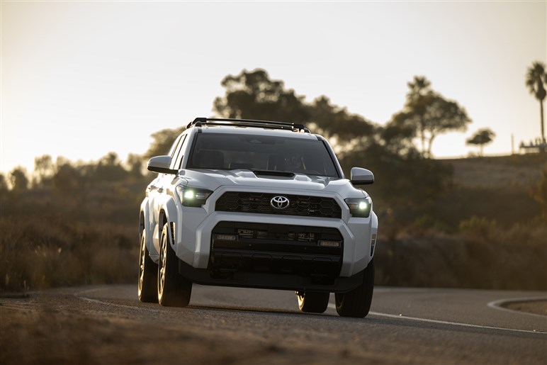 【明日発表】新ハンマーヘッドライトが見えた！ 新型「RAV4」の追加イメージが公開。GR仕様も設定か!?