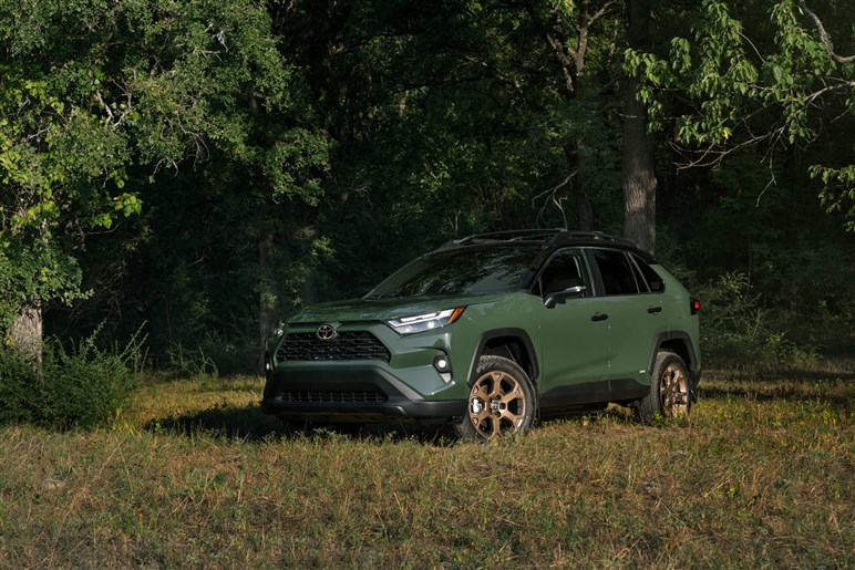 もはや“ランクルの弟”的な立ち位置に。新型「RAV4」世界初公開直前…デザインやスペックの注目点とは？