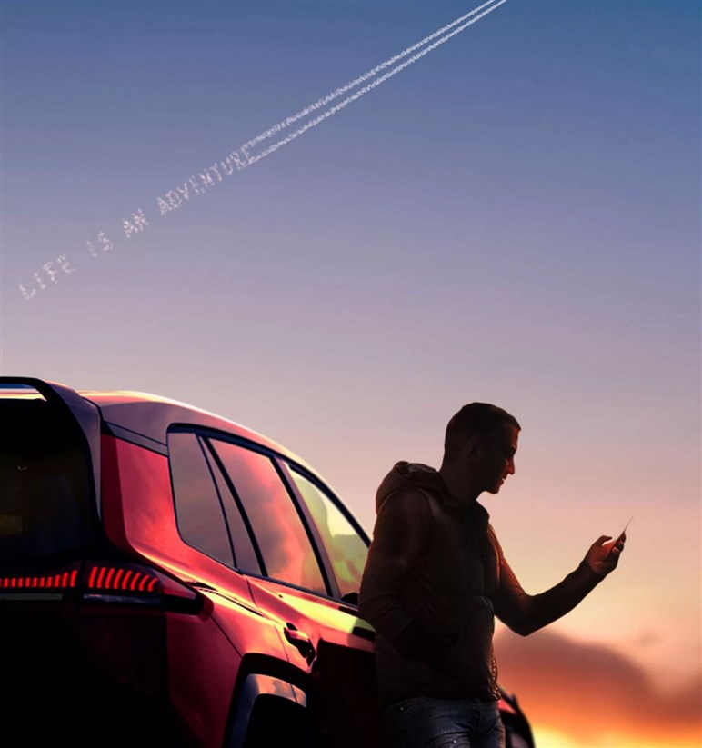 【明日発表】新ハンマーヘッドライトが見えた！ 新型「RAV4」の追加イメージが公開。GR仕様も設定か!?