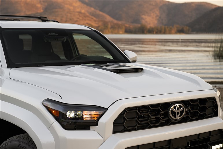 【明日発表】新ハンマーヘッドライトが見えた！ 新型「RAV4」の追加イメージが公開。GR仕様も設定か!?