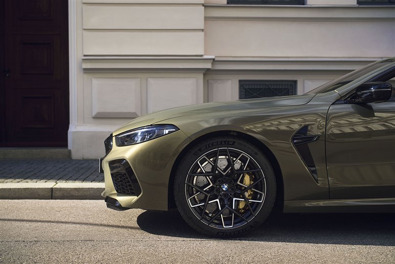 BMWが“謎のコンセプトカー”を予告。7000万円超「スカイトップ」の追加仕様か…「ヴィラ・デステ」で公開へ