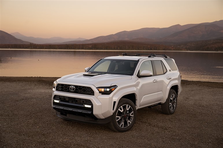 【明日発表】新ハンマーヘッドライトが見えた！ 新型「RAV4」の追加イメージが公開。GR仕様も設定か!?