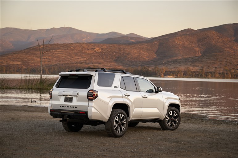 【明日発表】新ハンマーヘッドライトが見えた！ 新型「RAV4」の追加イメージが公開。GR仕様も設定か!?