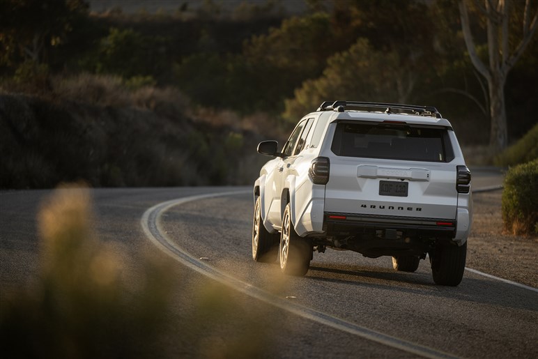 【明日発表】新ハンマーヘッドライトが見えた！ 新型「RAV4」の追加イメージが公開。GR仕様も設定か!?