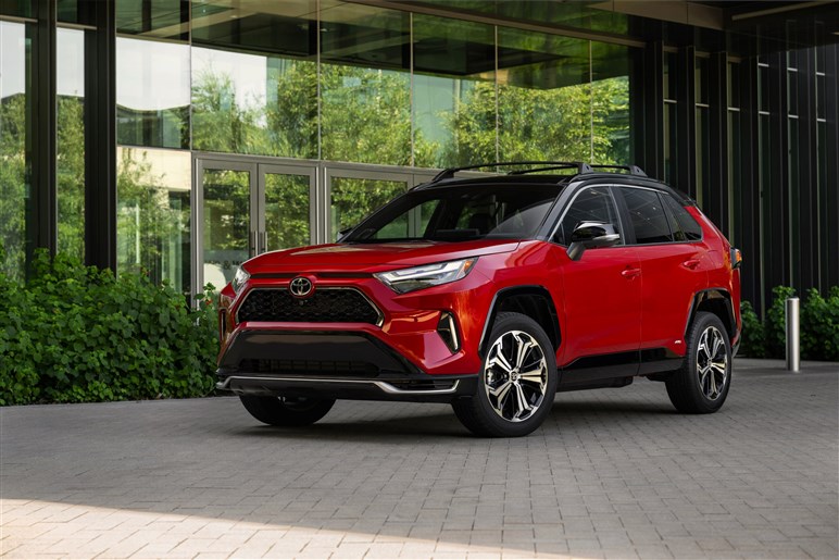 もはや“ランクルの弟”的な立ち位置に。新型「RAV4」世界初公開直前…デザインやスペックの注目点とは？