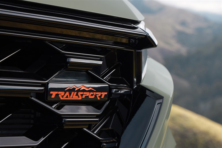 【明日発表】新ハンマーヘッドライトが見えた！ 新型「RAV4」の追加イメージが公開。GR仕様も設定か!?