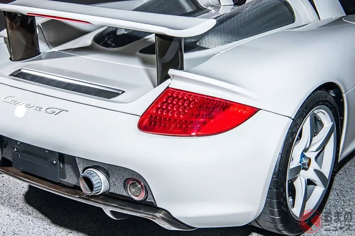 612馬力の「V10エンジン」搭載！ 20年前に登場した「白いポルシェ」が米国オークションに登場！ 落札予想が4億円超えの「カレラGT」ってどんなクルマ？